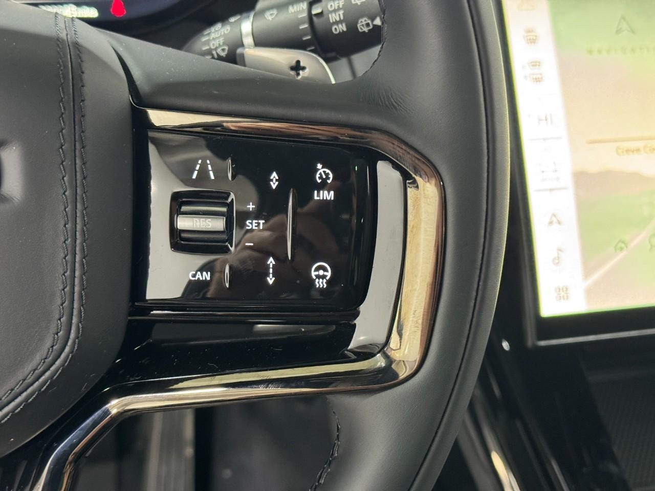 Land Rover Range Rover Sport Vehicle Full-screen Gallery Image 32