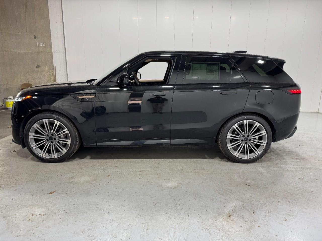 Land Rover Range Rover Sport Vehicle Full-screen Gallery Image 2