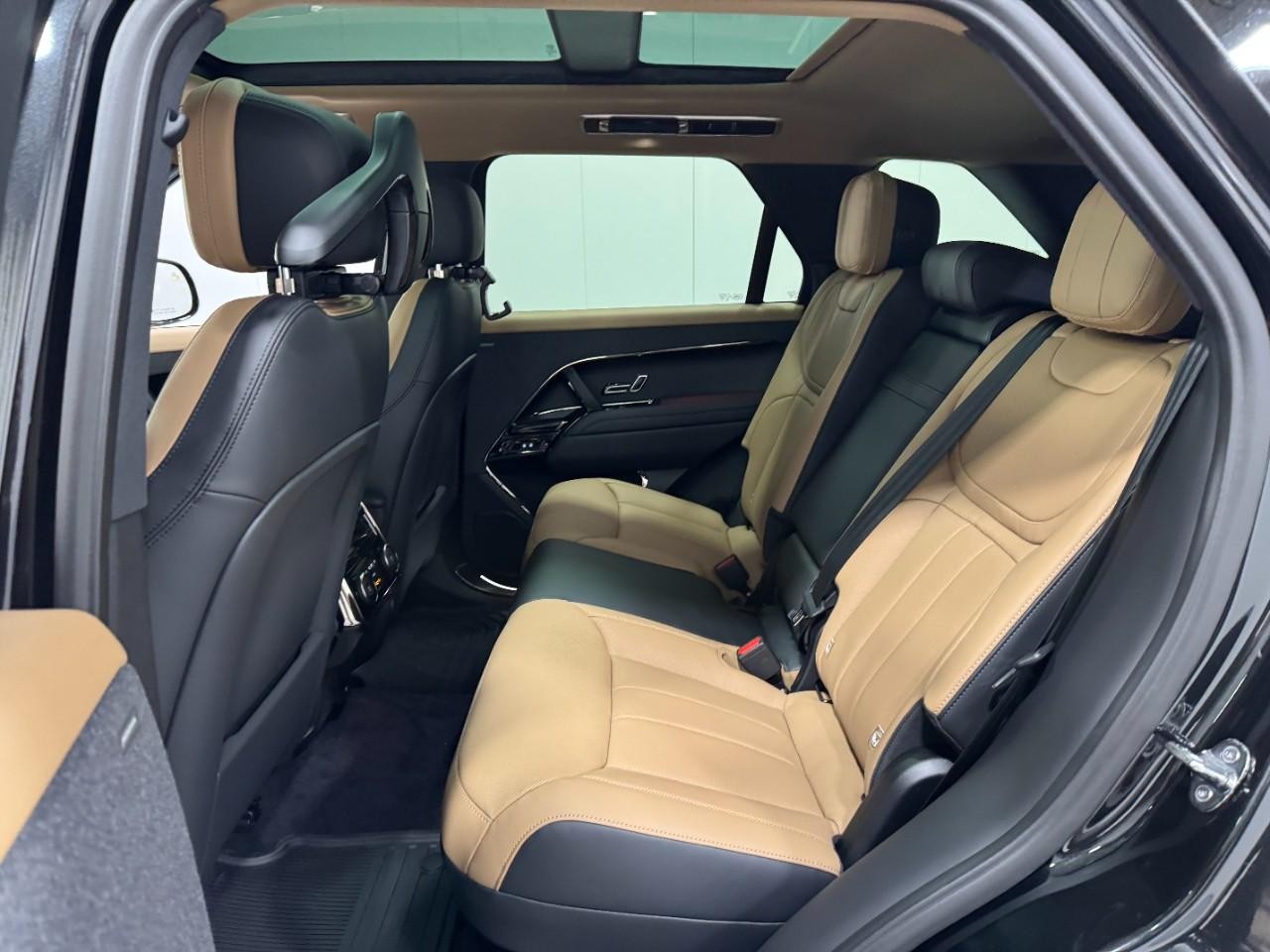 Land Rover Range Rover Sport Vehicle Full-screen Gallery Image 8