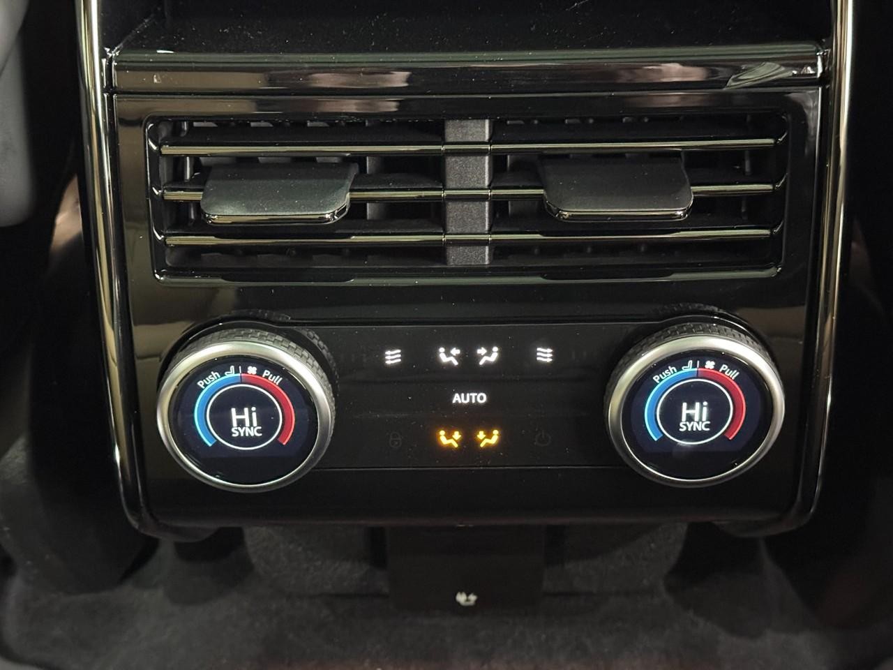 Land Rover Range Rover Sport Vehicle Full-screen Gallery Image 11