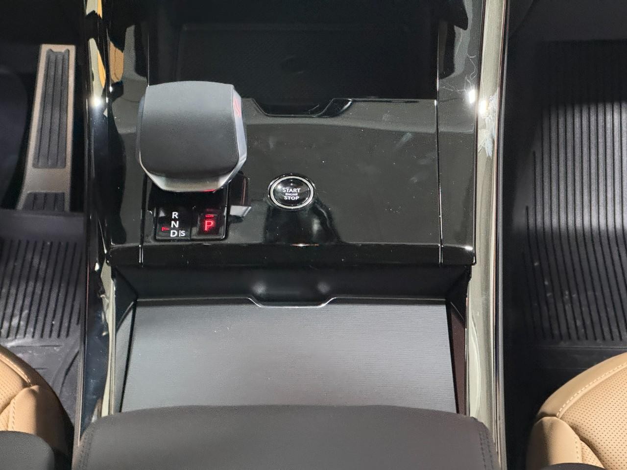 Land Rover Range Rover Sport Vehicle Full-screen Gallery Image 16