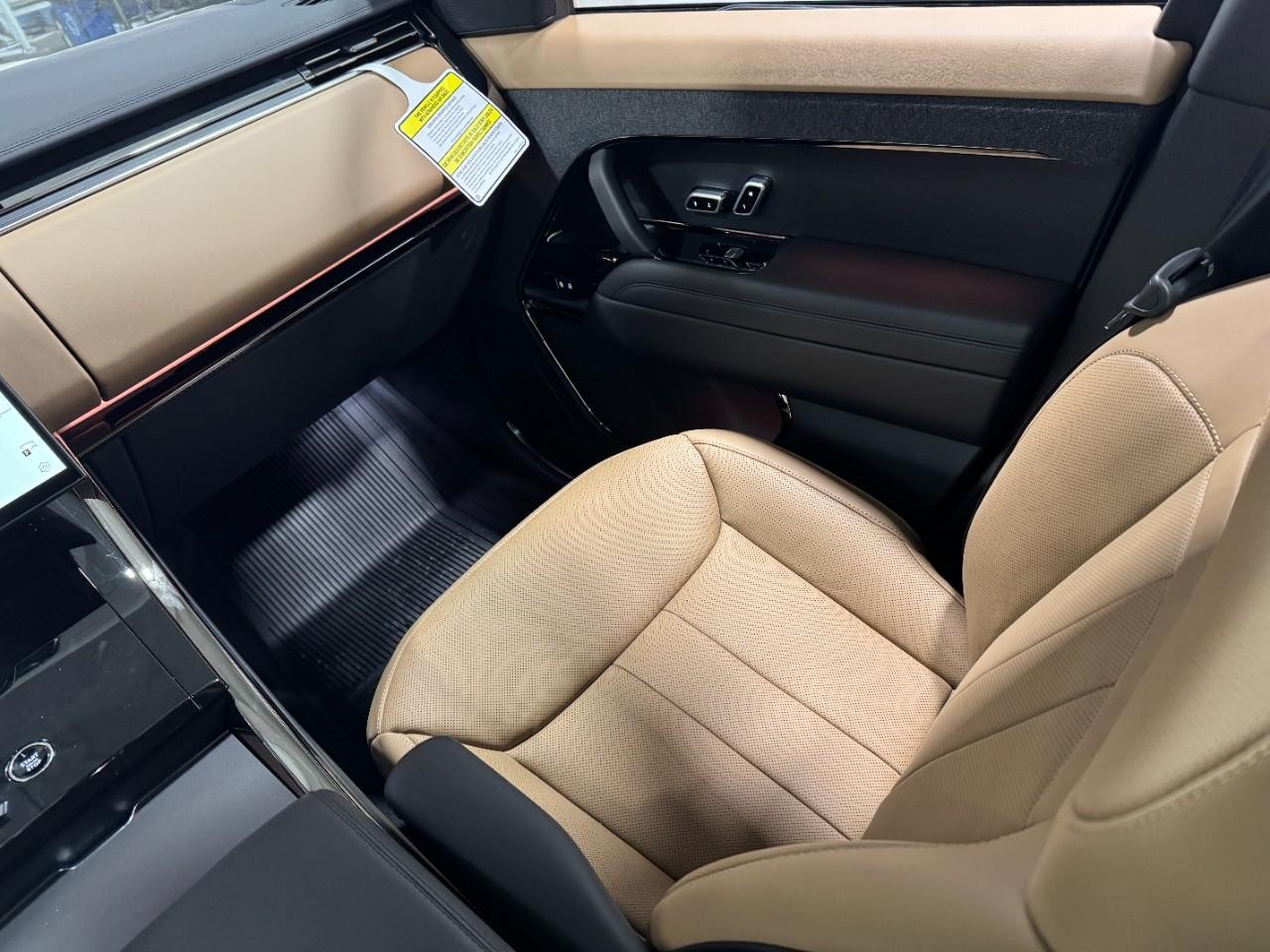 Land Rover Range Rover Sport Vehicle Full-screen Gallery Image 17