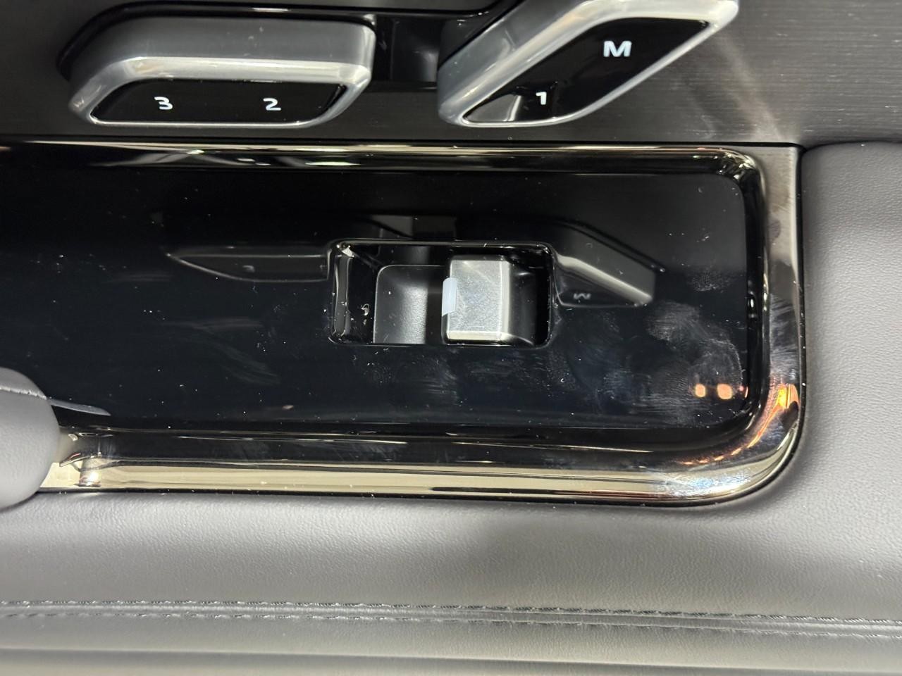 Land Rover Range Rover Sport Vehicle Full-screen Gallery Image 21