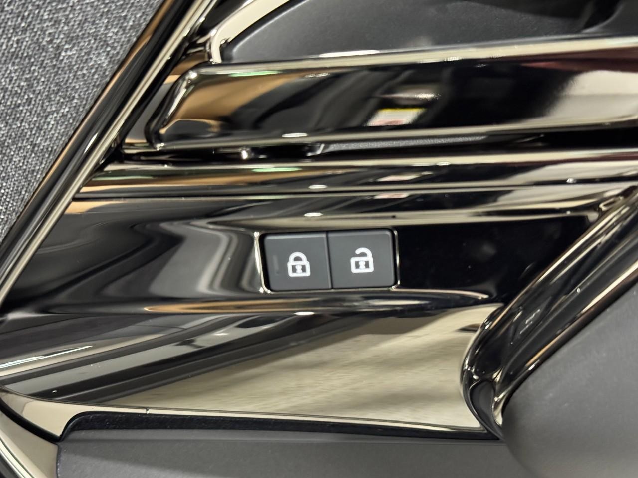 Land Rover Range Rover Sport Vehicle Full-screen Gallery Image 22