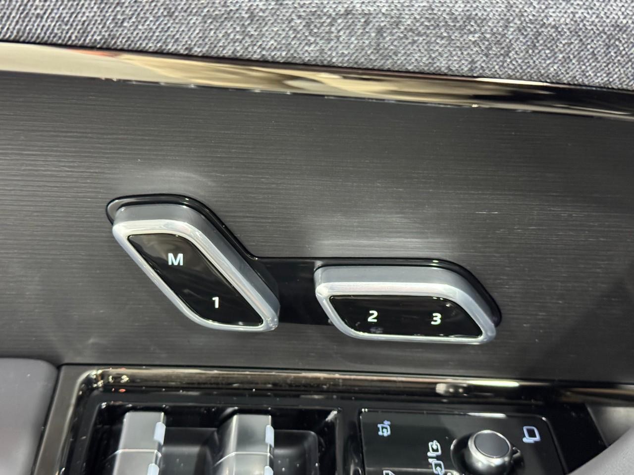 Land Rover Range Rover Sport Vehicle Full-screen Gallery Image 24