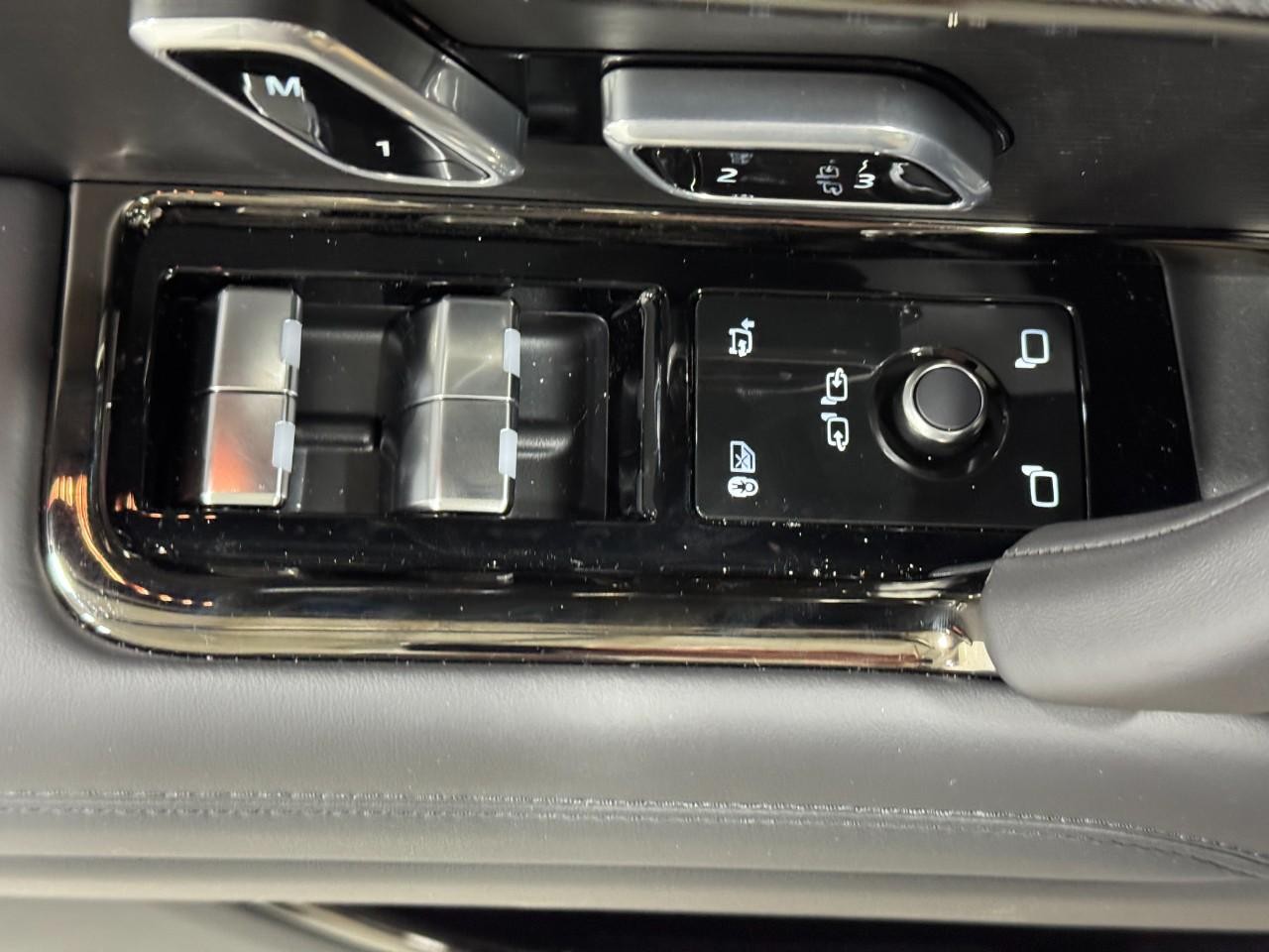 Land Rover Range Rover Sport Vehicle Full-screen Gallery Image 25