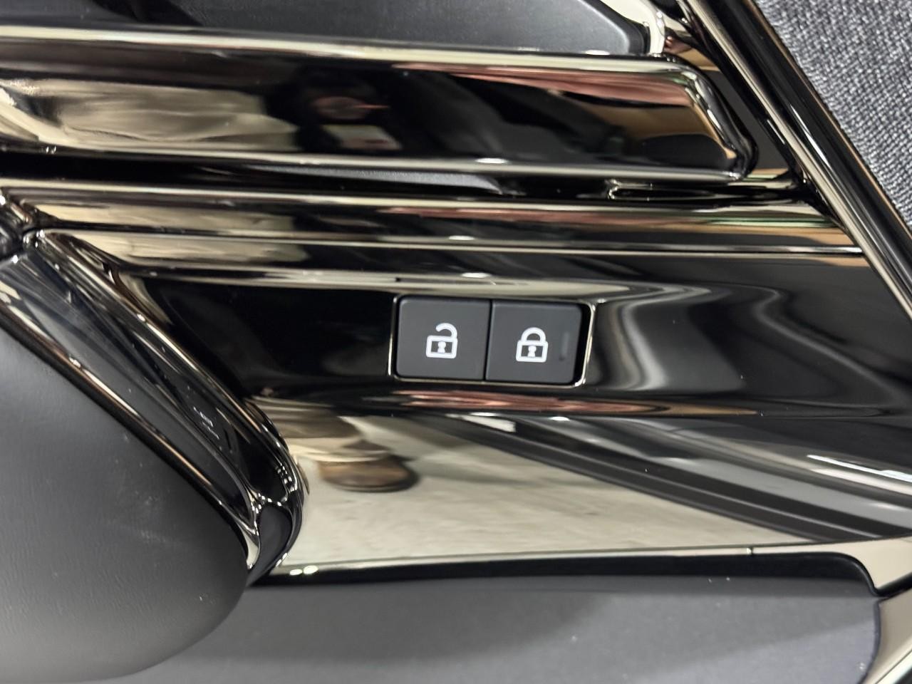 Land Rover Range Rover Sport Vehicle Full-screen Gallery Image 26