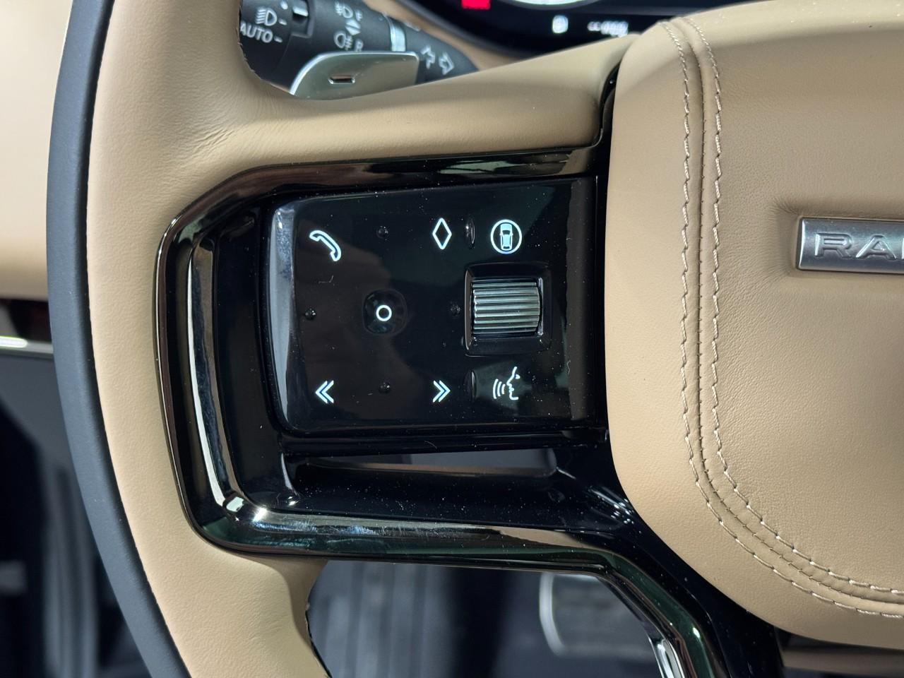 Land Rover Range Rover Sport Vehicle Full-screen Gallery Image 30