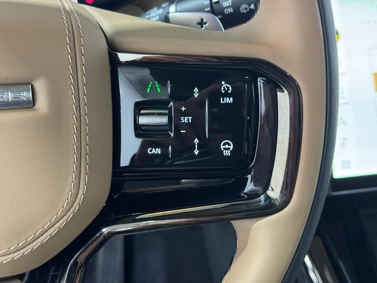 Land Rover Range Rover Sport Vehicle Full-screen Gallery Image 31