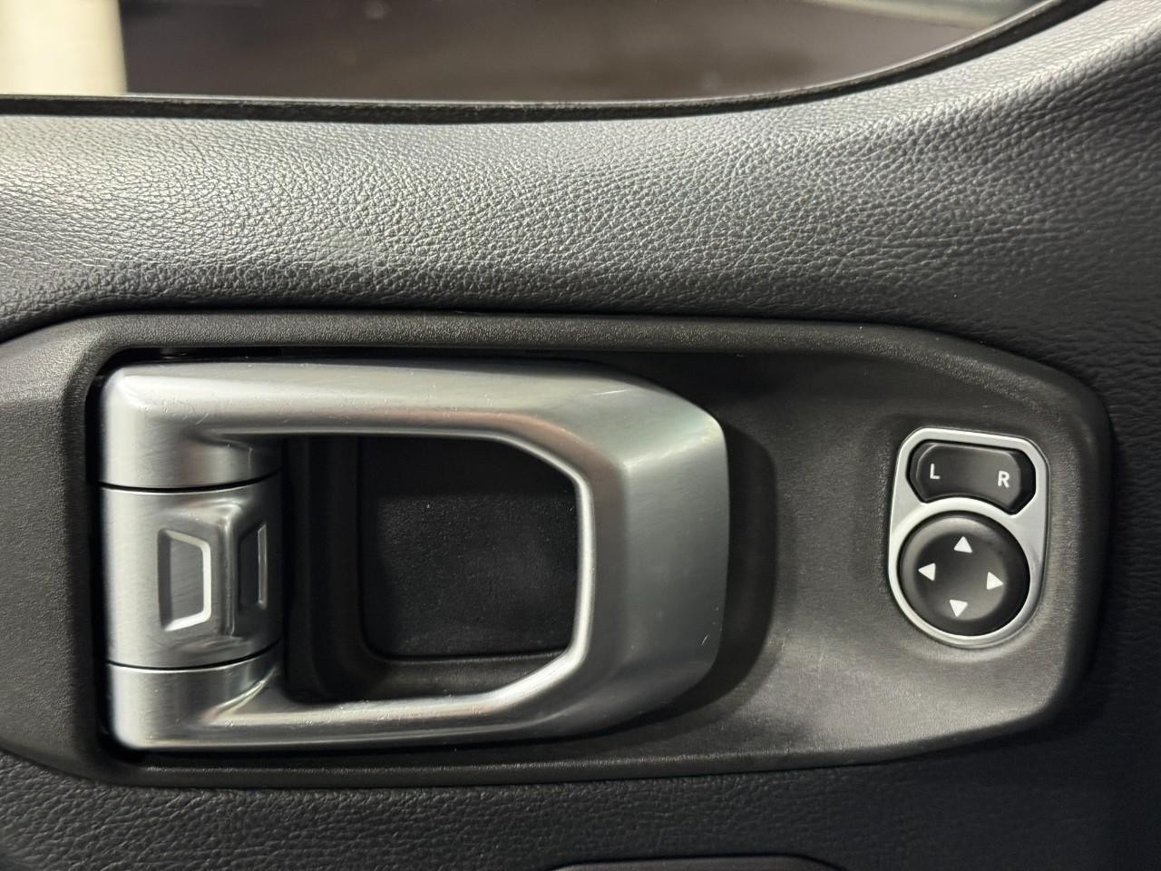 Jeep Wrangler Unlimited Vehicle Full-screen Gallery Image 21