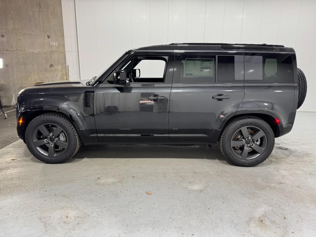 Land Rover Defender Vehicle Full-screen Gallery Image 2