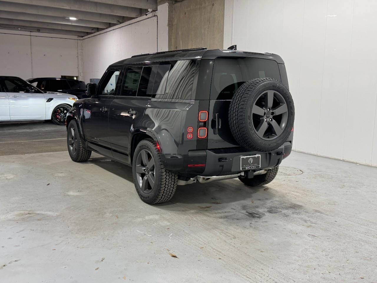 Land Rover Defender Vehicle Full-screen Gallery Image 3