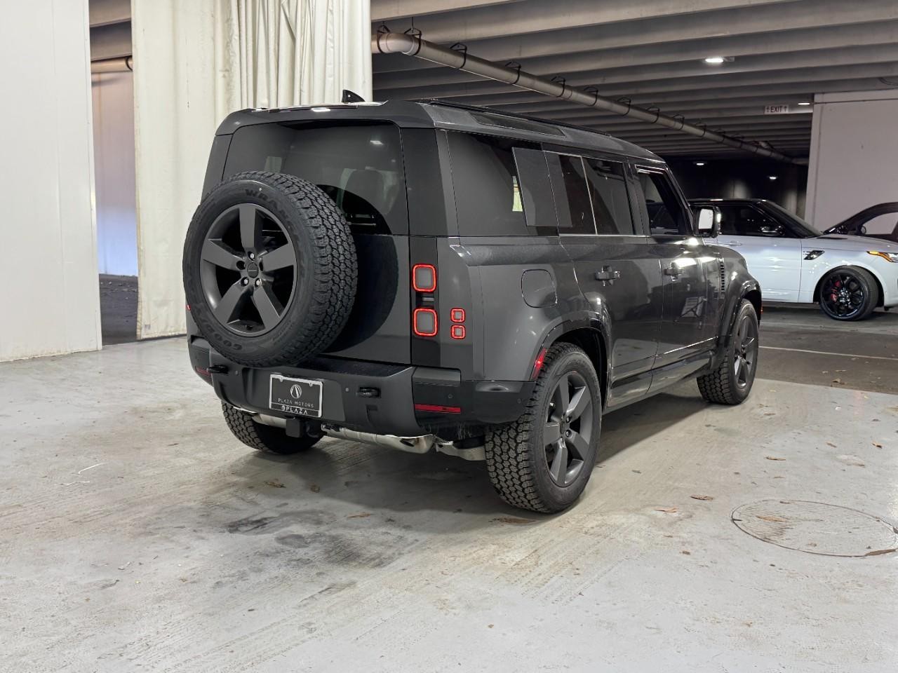 Land Rover Defender Vehicle Full-screen Gallery Image 4