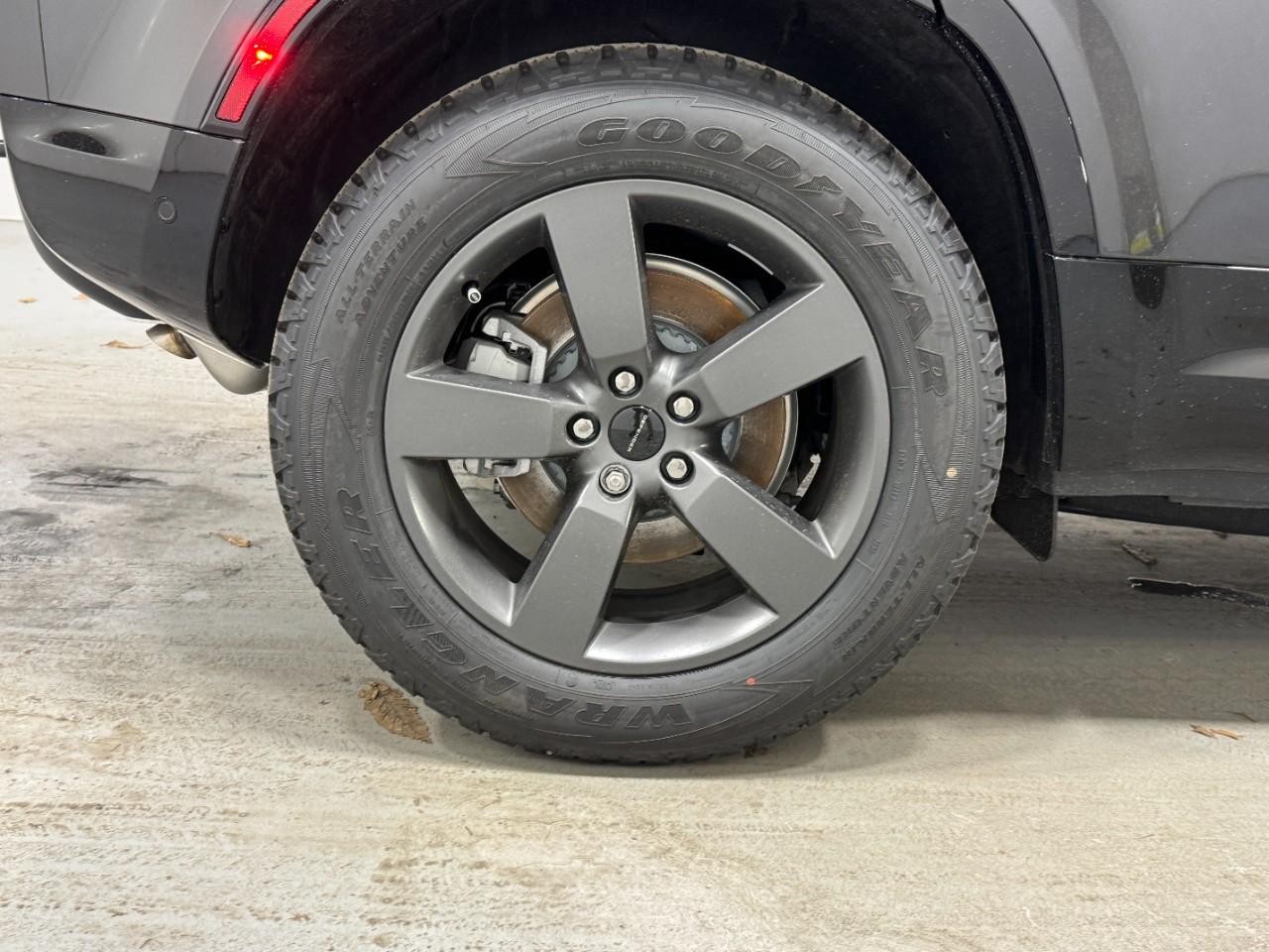 Land Rover Defender Vehicle Full-screen Gallery Image 5