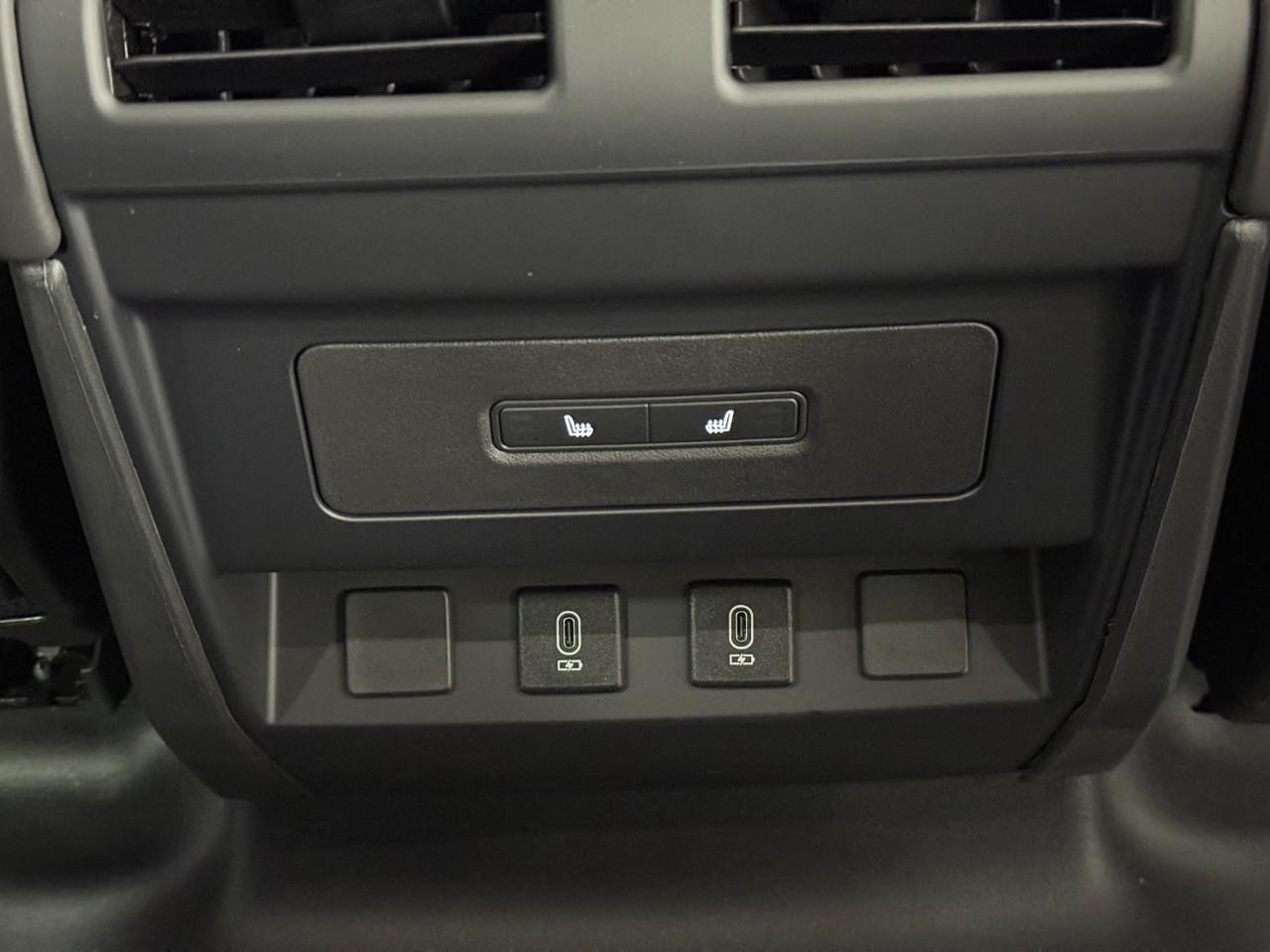 Land Rover Defender Vehicle Full-screen Gallery Image 11