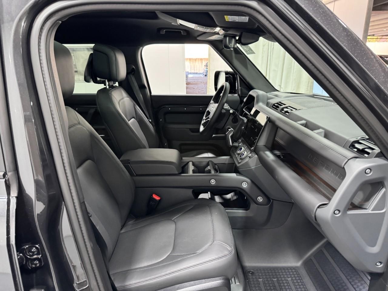 Land Rover Defender Vehicle Full-screen Gallery Image 19