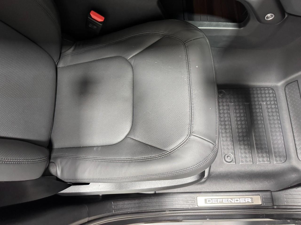 Land Rover Defender Vehicle Full-screen Gallery Image 20