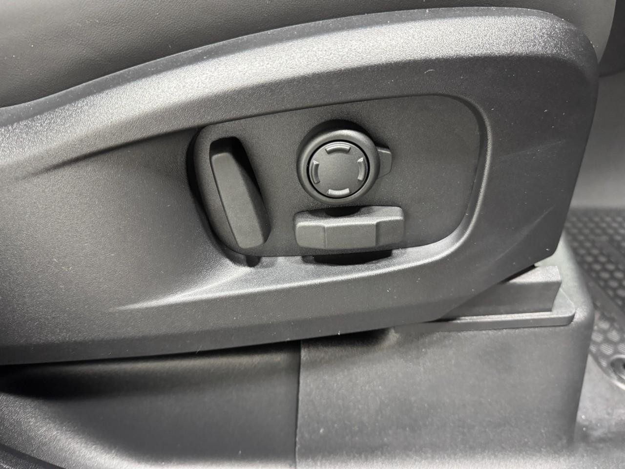 Land Rover Defender Vehicle Full-screen Gallery Image 21