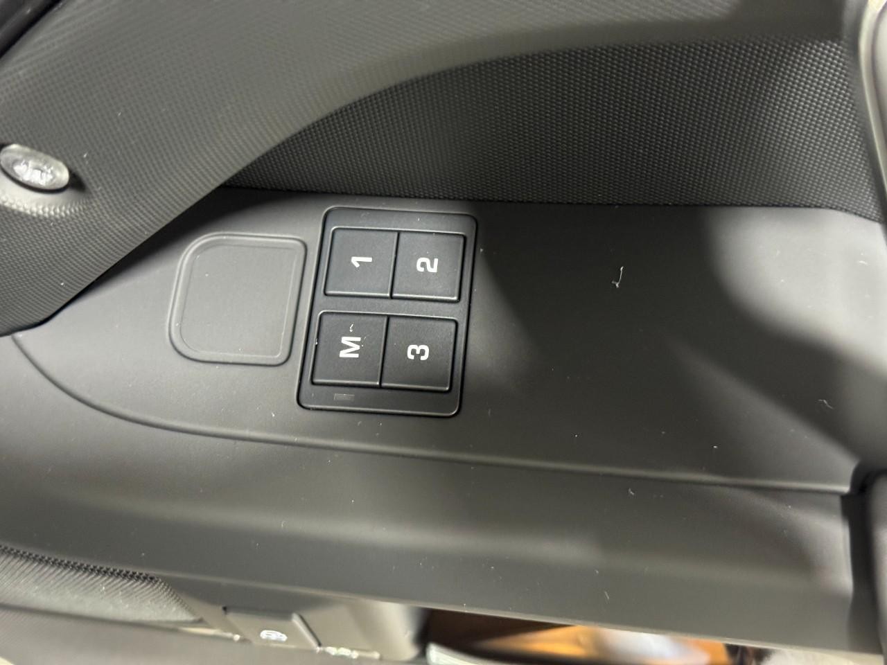 Land Rover Defender Vehicle Full-screen Gallery Image 22