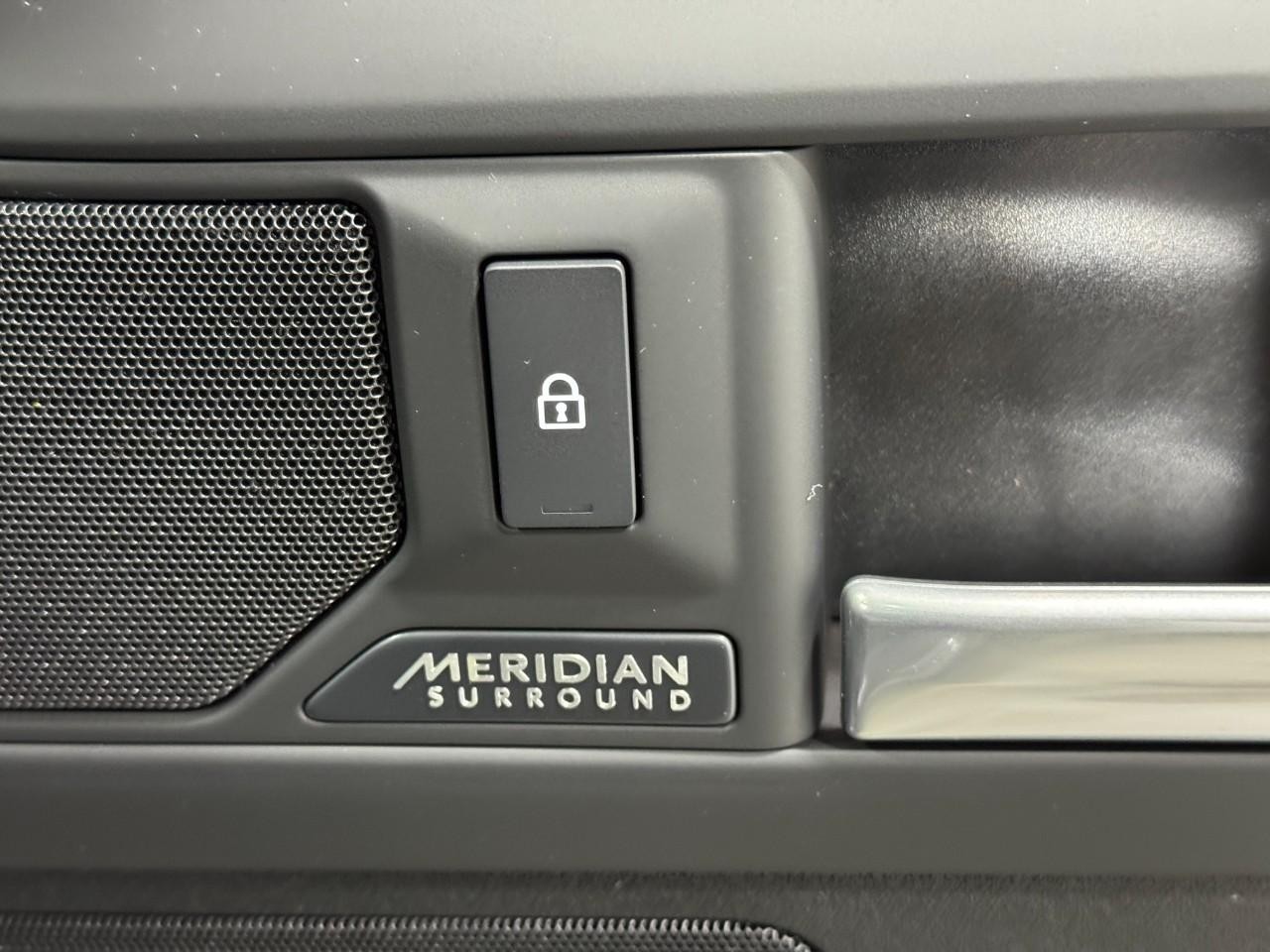 Land Rover Defender Vehicle Full-screen Gallery Image 23