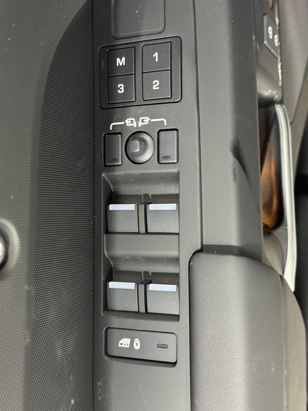 Land Rover Defender Vehicle Full-screen Gallery Image 24