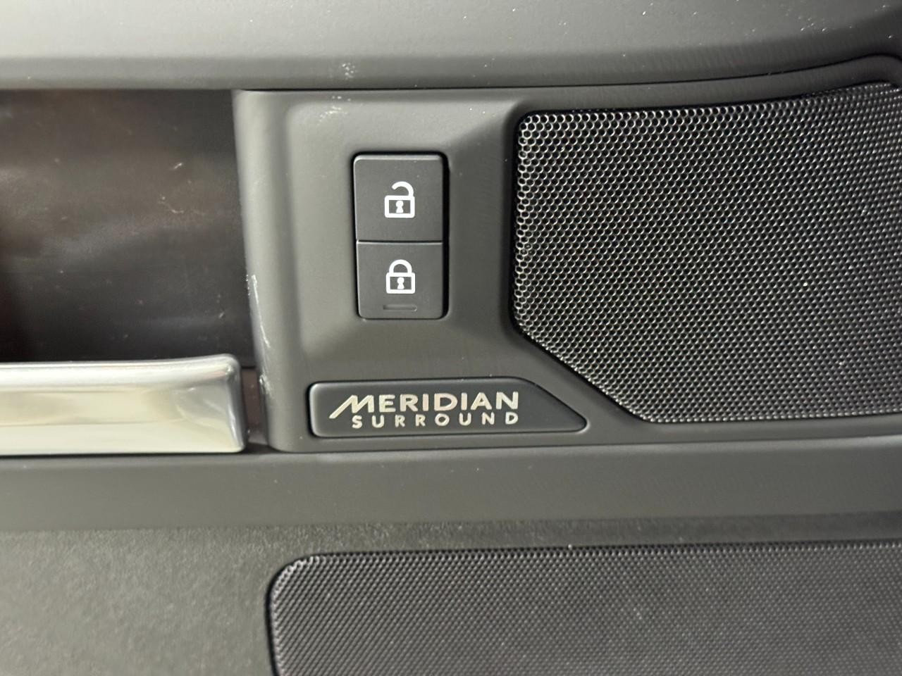 Land Rover Defender Vehicle Full-screen Gallery Image 25