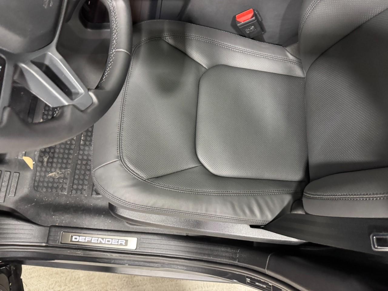 Land Rover Defender Vehicle Full-screen Gallery Image 27