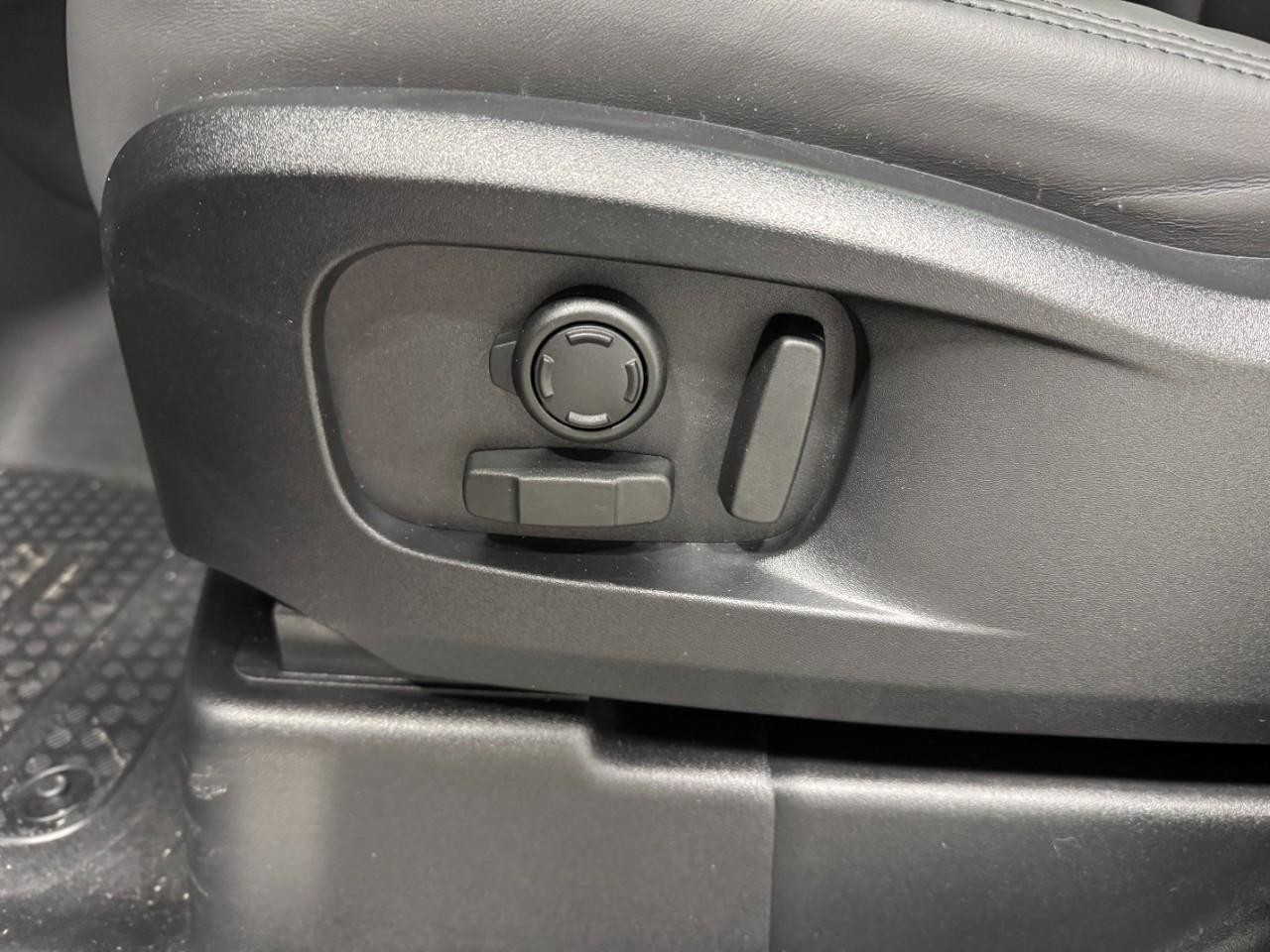 Land Rover Defender Vehicle Full-screen Gallery Image 28