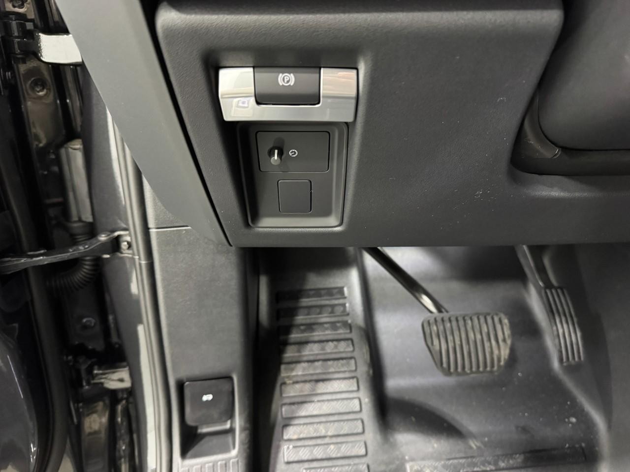 Land Rover Defender Vehicle Full-screen Gallery Image 29