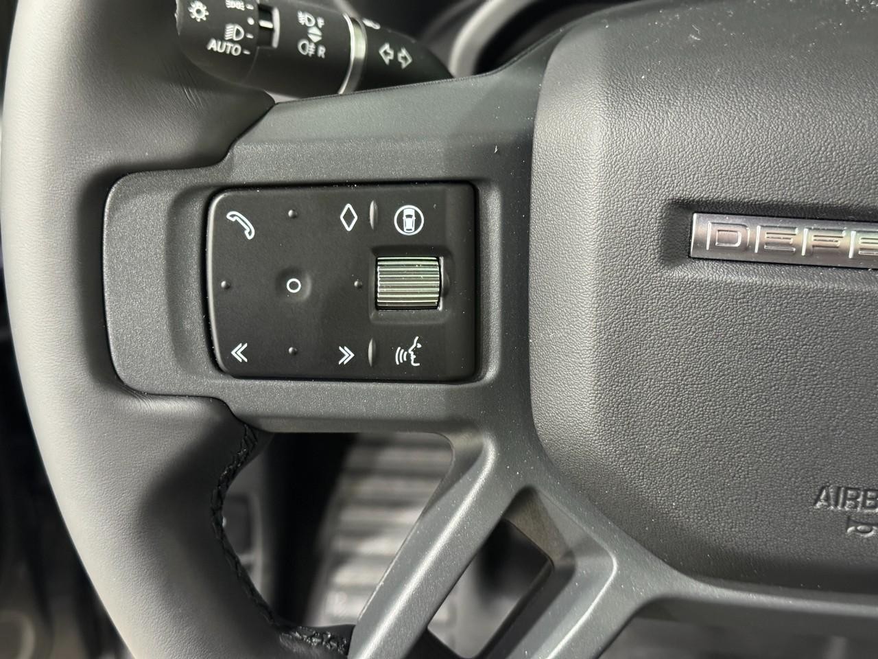 Land Rover Defender Vehicle Full-screen Gallery Image 30