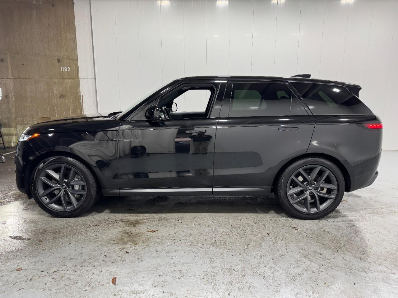 Land Rover Range Rover Sport Vehicle Full-screen Gallery Image 2