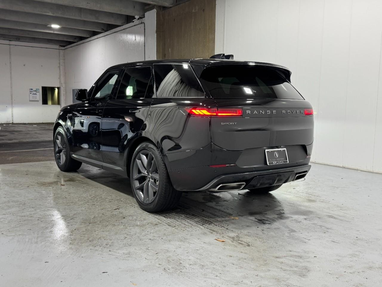 Land Rover Range Rover Sport Vehicle Full-screen Gallery Image 3