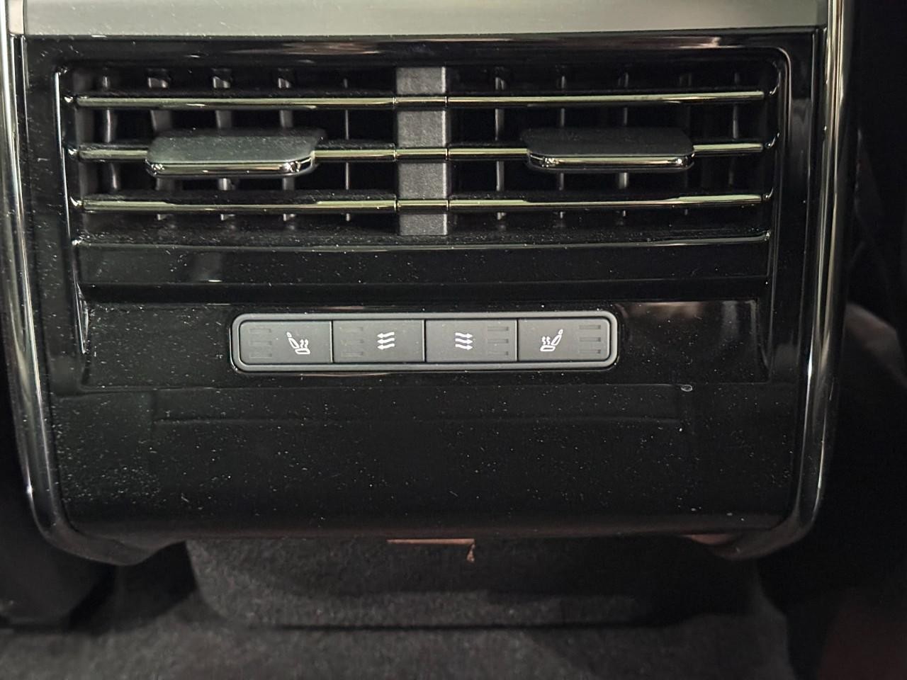 Land Rover Range Rover Sport Vehicle Full-screen Gallery Image 11