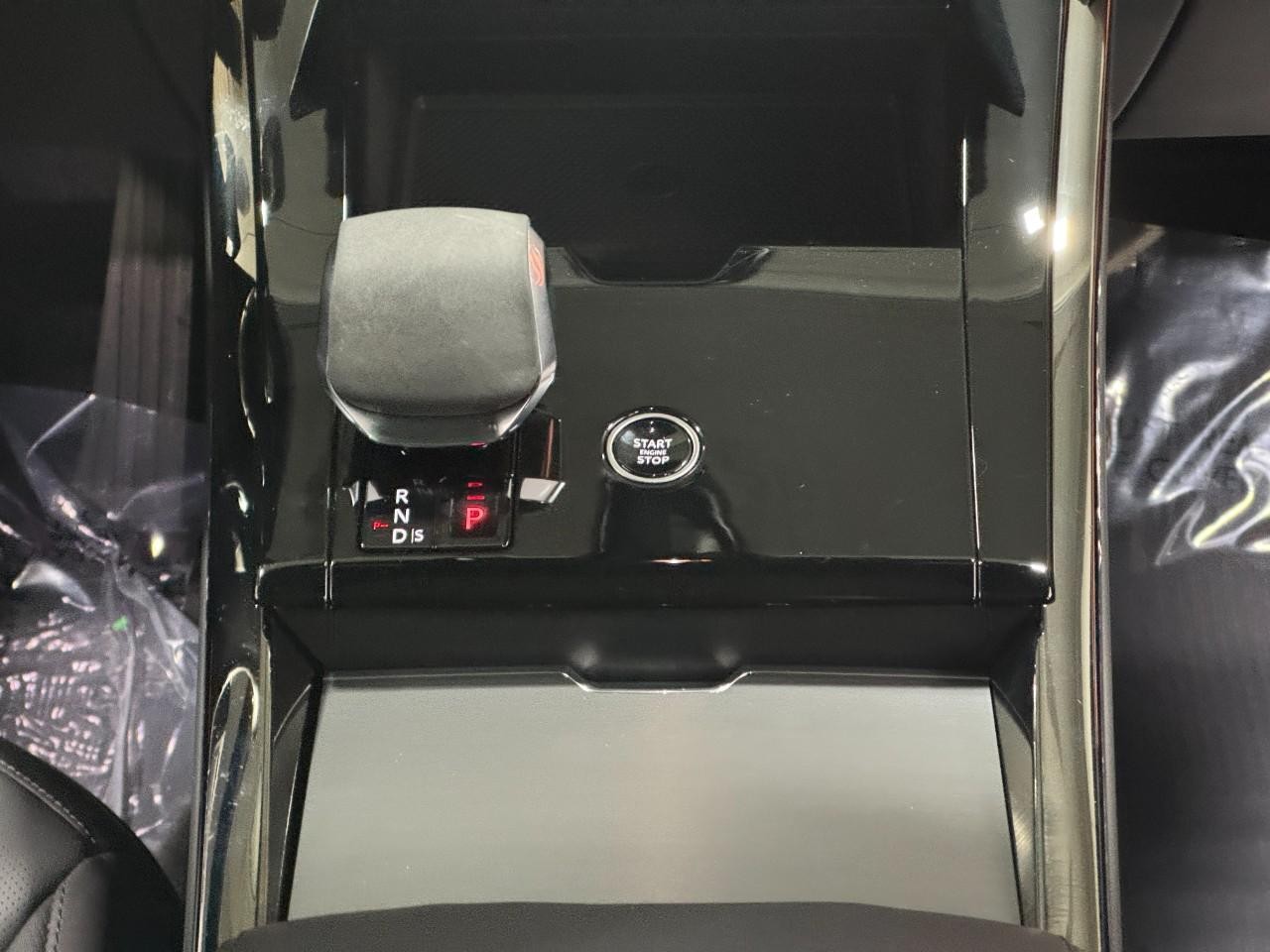 Land Rover Range Rover Sport Vehicle Full-screen Gallery Image 16