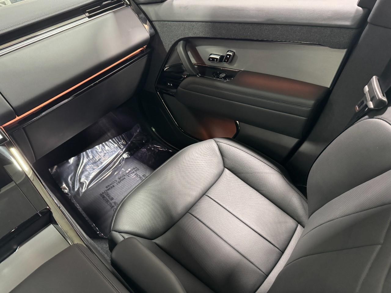 Land Rover Range Rover Sport Vehicle Full-screen Gallery Image 17