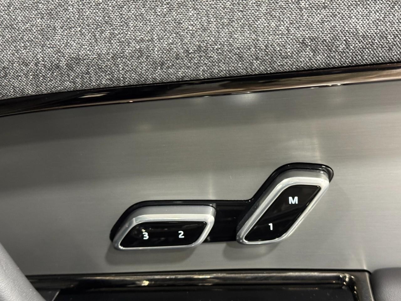 Land Rover Range Rover Sport Vehicle Full-screen Gallery Image 20