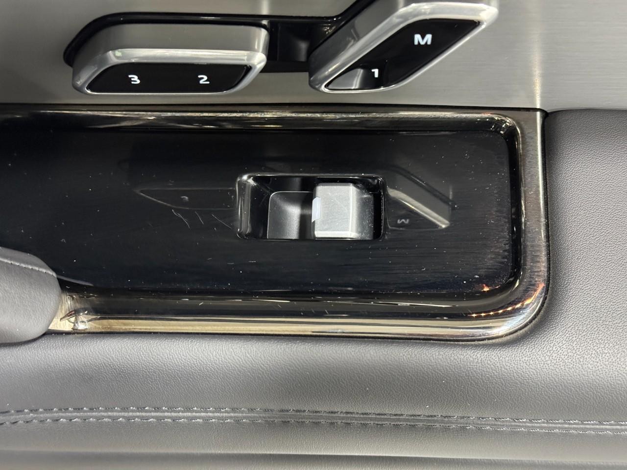 Land Rover Range Rover Sport Vehicle Full-screen Gallery Image 21