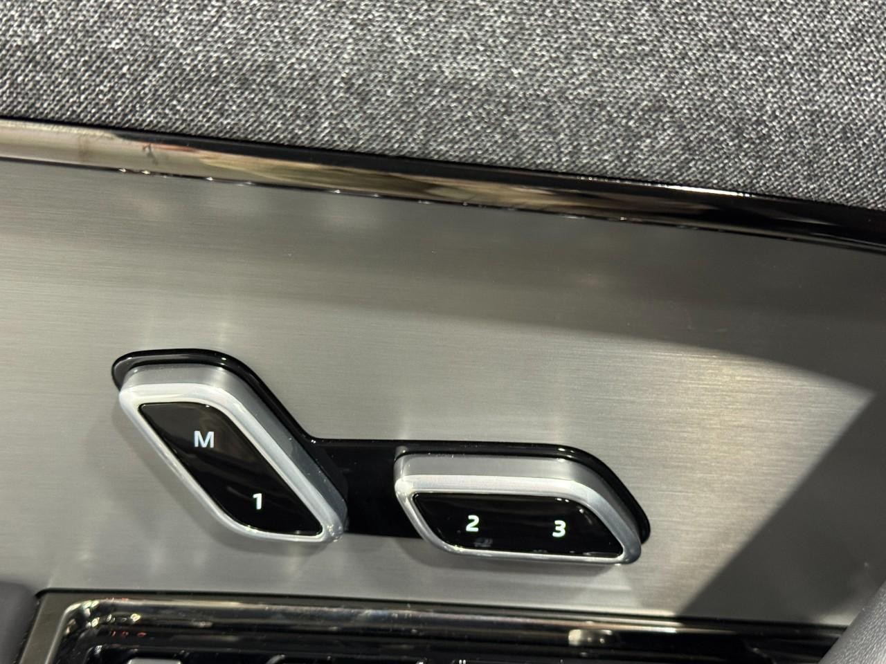 Land Rover Range Rover Sport Vehicle Full-screen Gallery Image 24