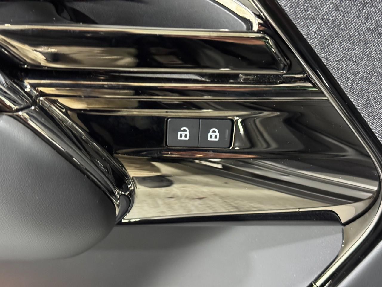 Land Rover Range Rover Sport Vehicle Full-screen Gallery Image 26