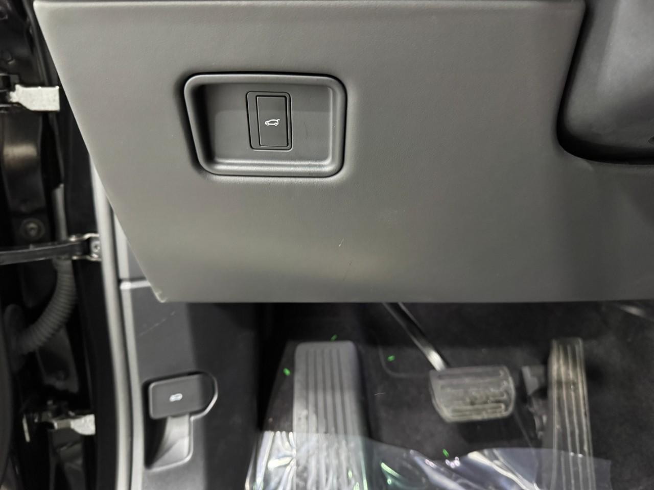 Land Rover Range Rover Sport Vehicle Full-screen Gallery Image 29