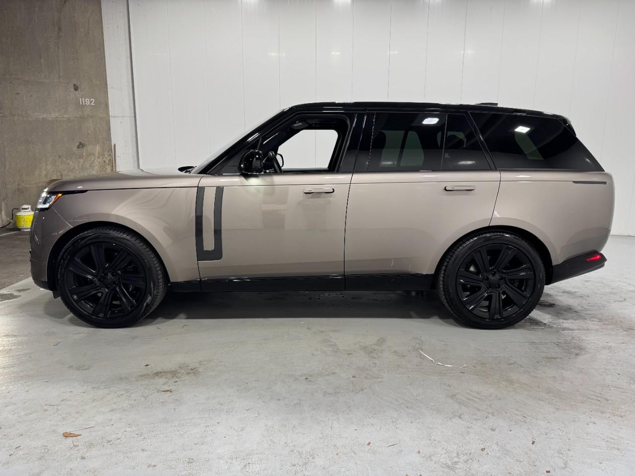 Land Rover Range Rover Vehicle Full-screen Gallery Image 2