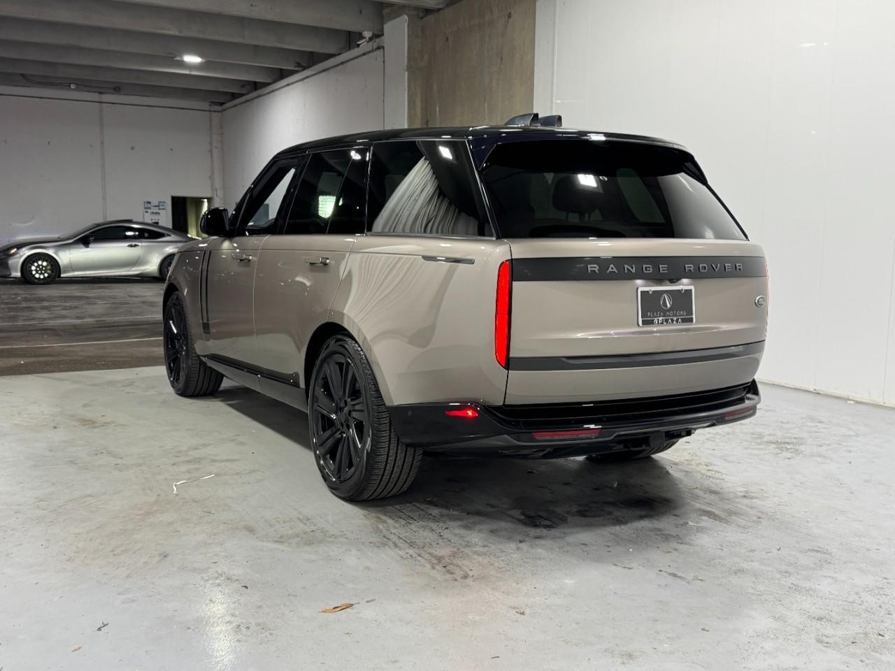 Land Rover Range Rover Vehicle Full-screen Gallery Image 3