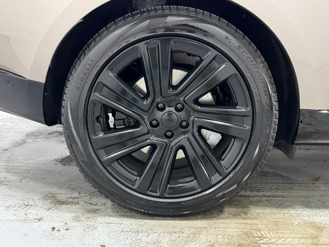 Land Rover Range Rover Vehicle Full-screen Gallery Image 5