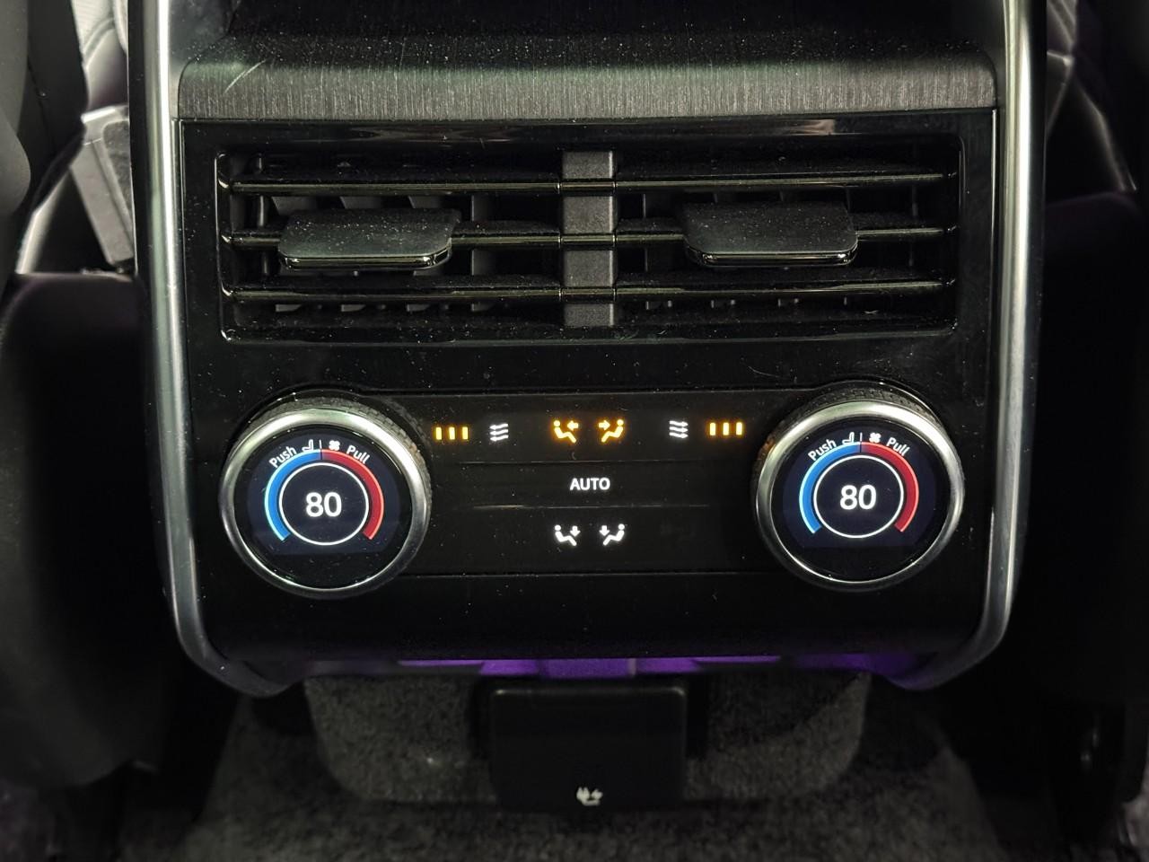 Land Rover Range Rover Vehicle Full-screen Gallery Image 11