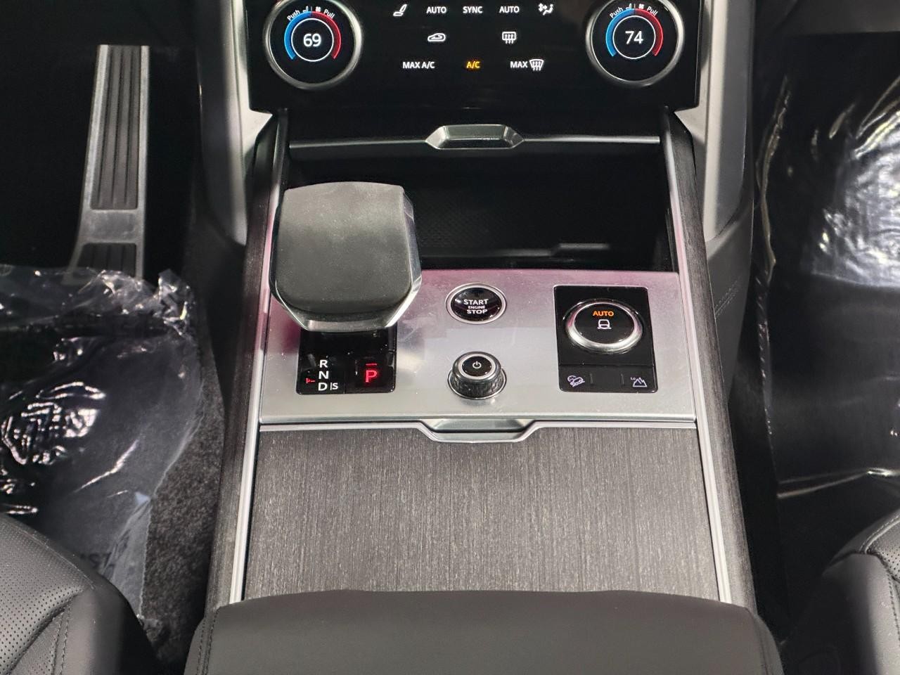 Land Rover Range Rover Vehicle Full-screen Gallery Image 17