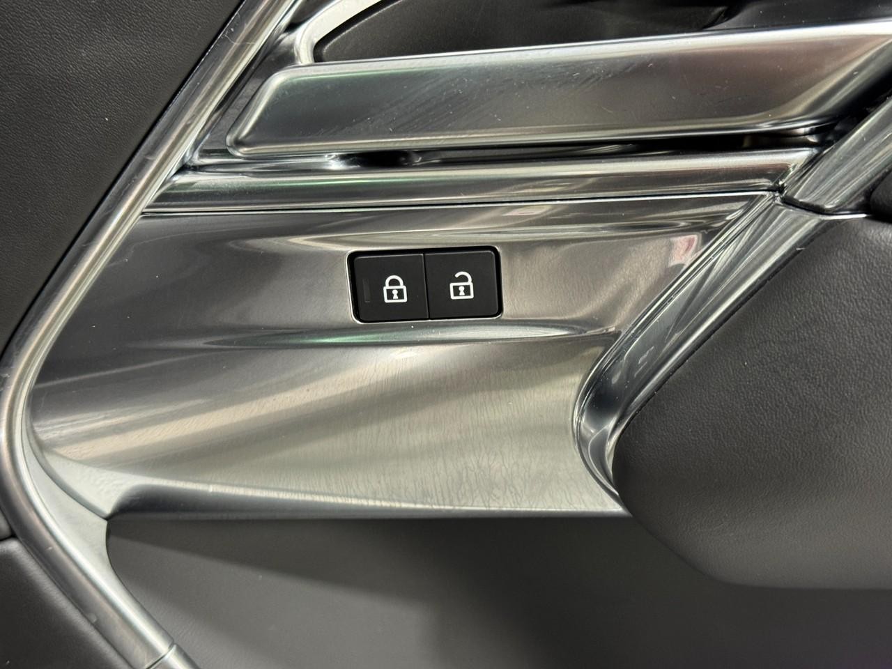 Land Rover Range Rover Vehicle Full-screen Gallery Image 23