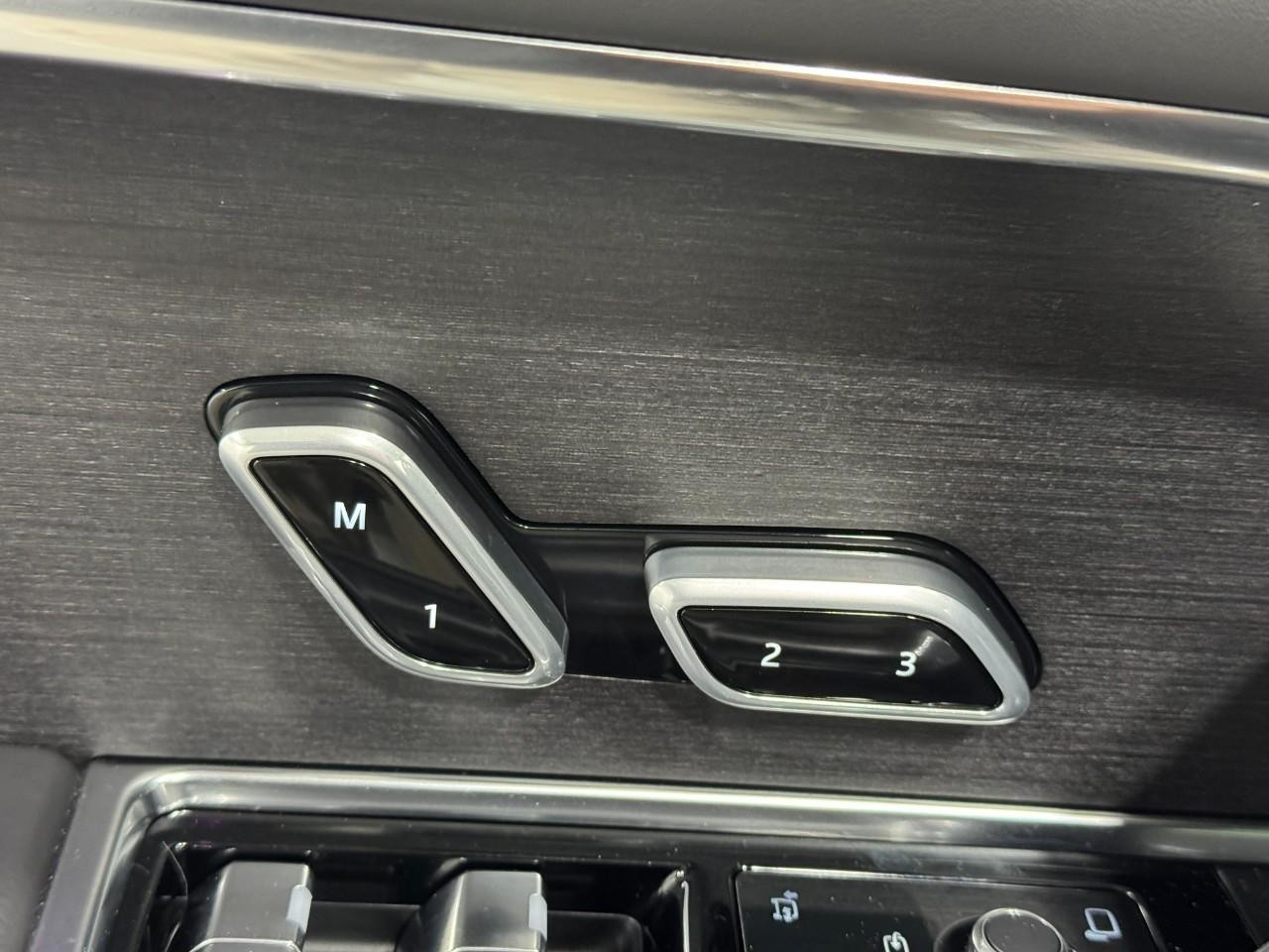 Land Rover Range Rover Vehicle Full-screen Gallery Image 25