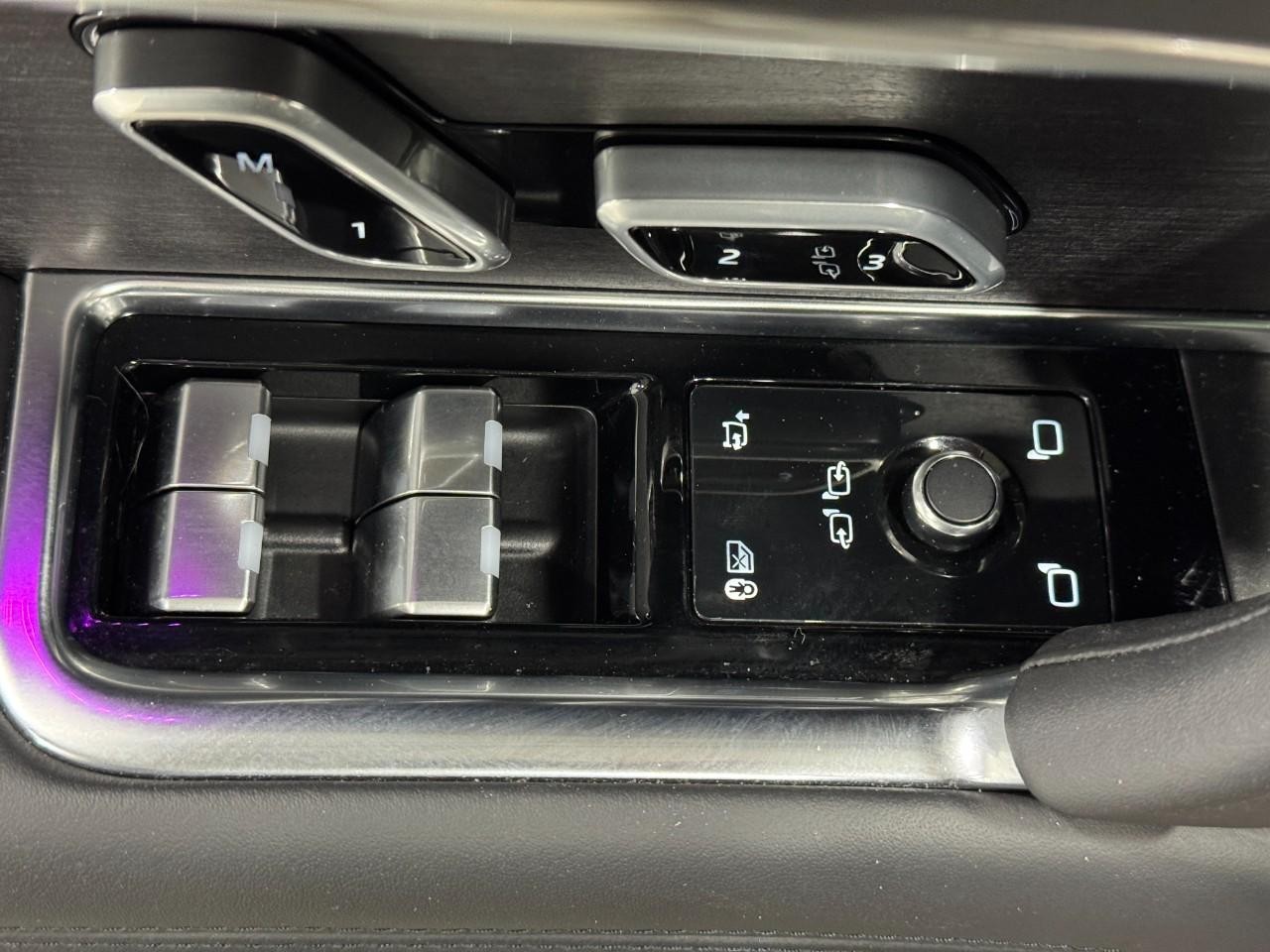 Land Rover Range Rover Vehicle Full-screen Gallery Image 26