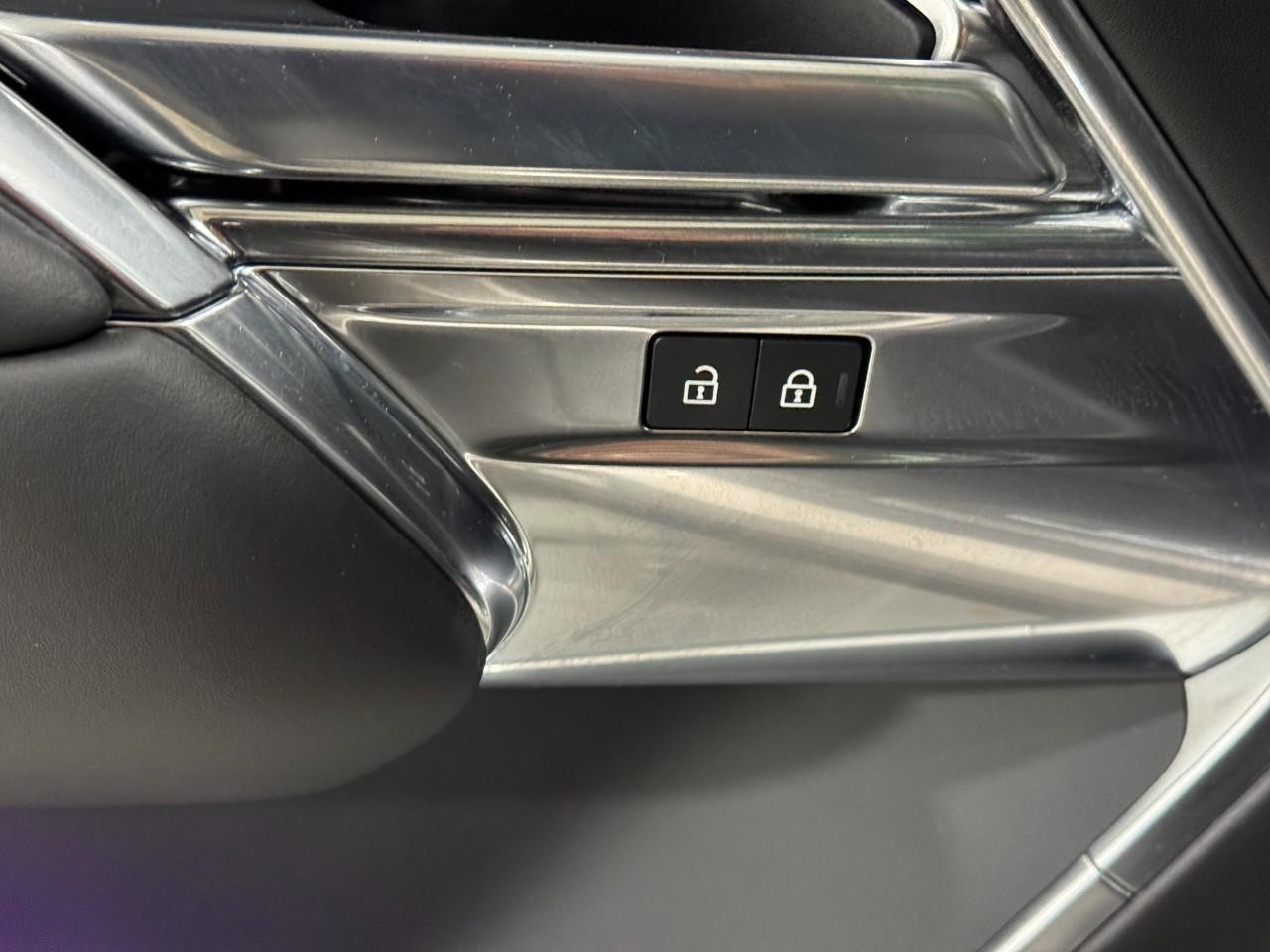 Land Rover Range Rover Vehicle Full-screen Gallery Image 27