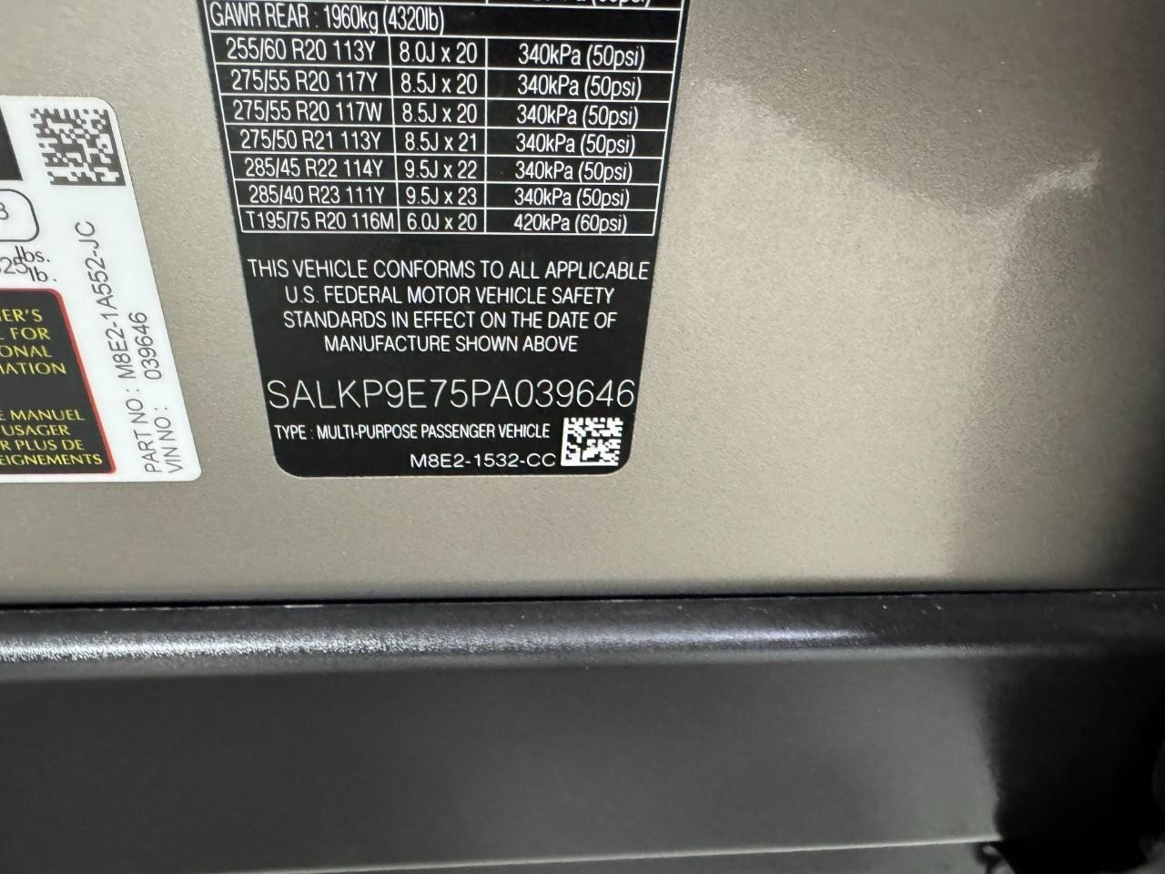 Land Rover Range Rover Vehicle Full-screen Gallery Image 35